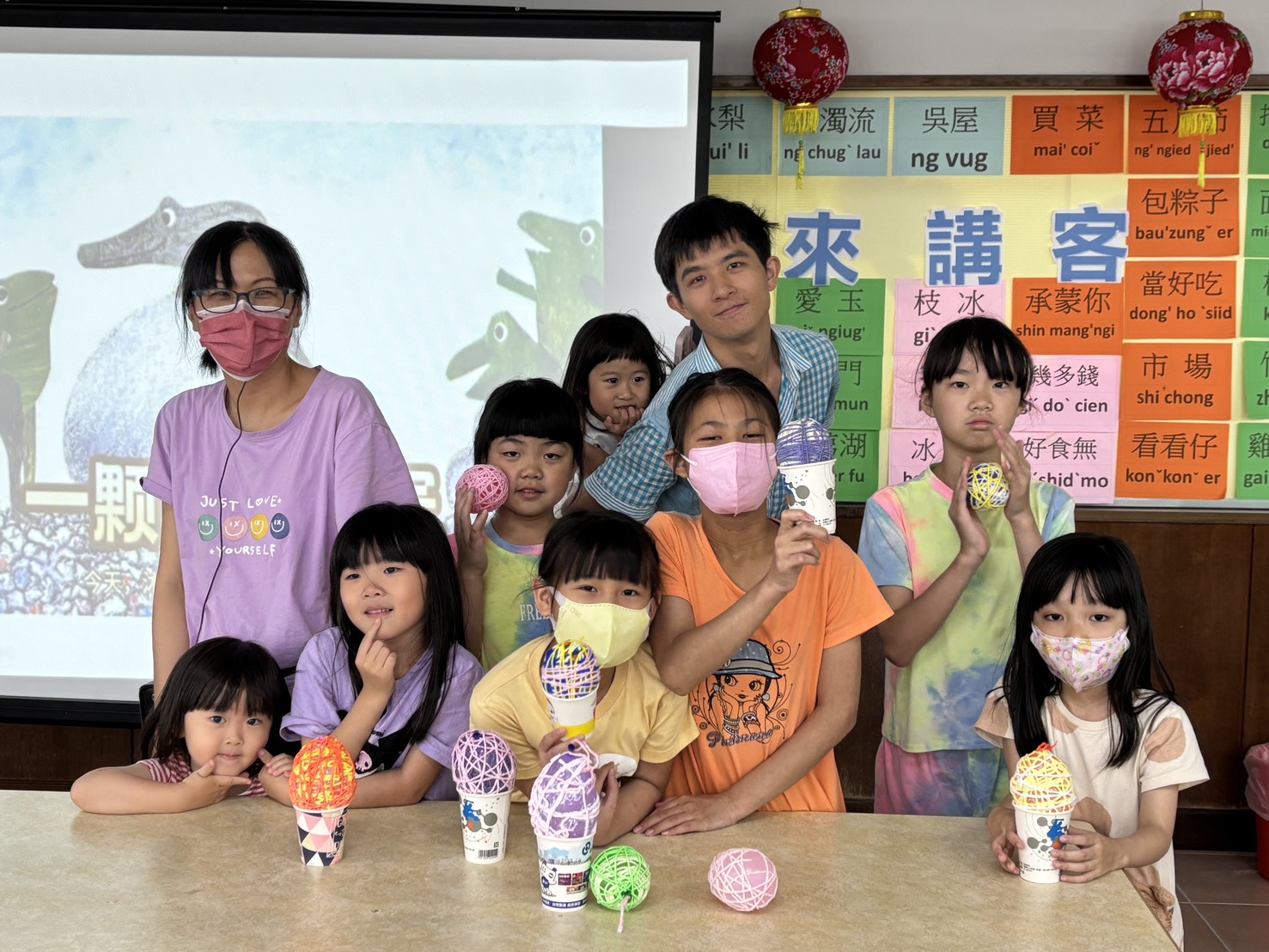 【新埔館活動】新埔鎮圖書館114年5月3日〔一顆奇特的蛋〕故事活動剪影，家長帶著小朋友一起玩樂。